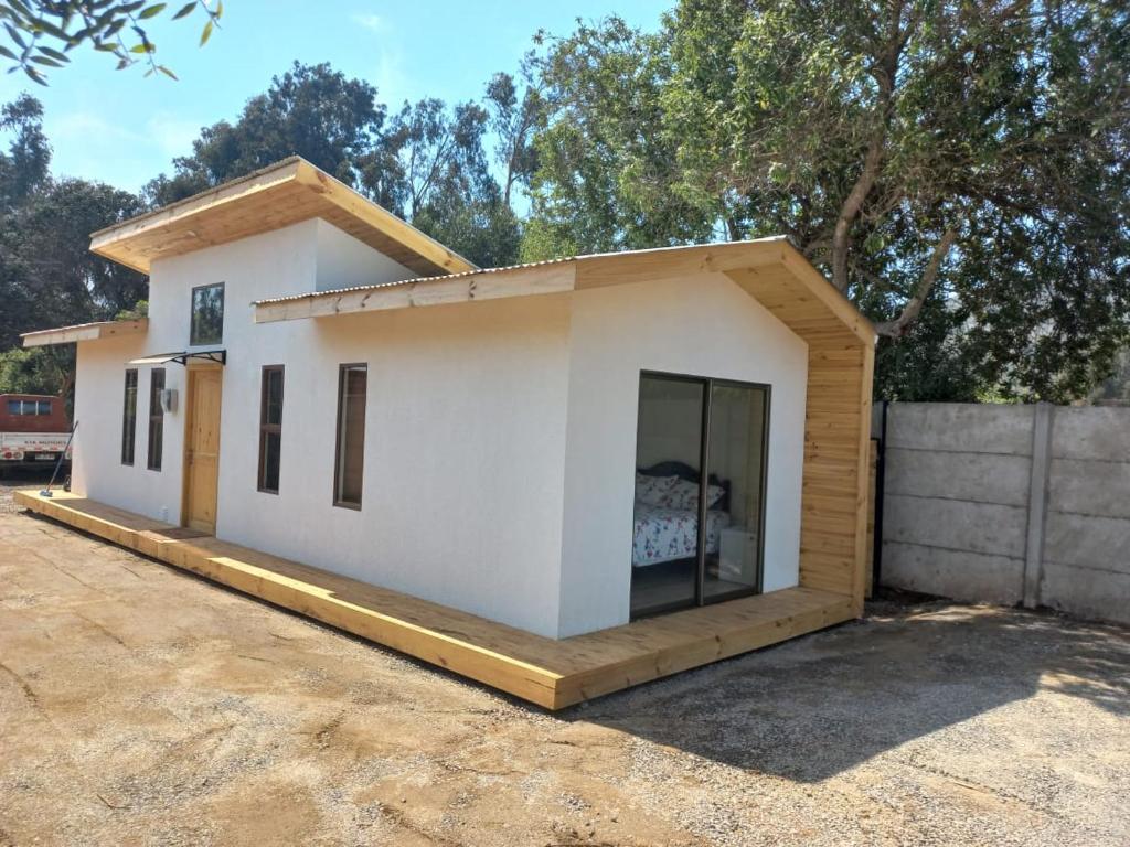 a small house with a large window at Cabaña en La Laguna in Valparaíso