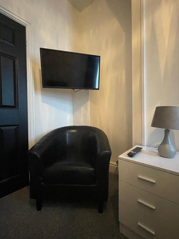 TV a/nebo společenská místnost v ubytování Dinorwic Lodge