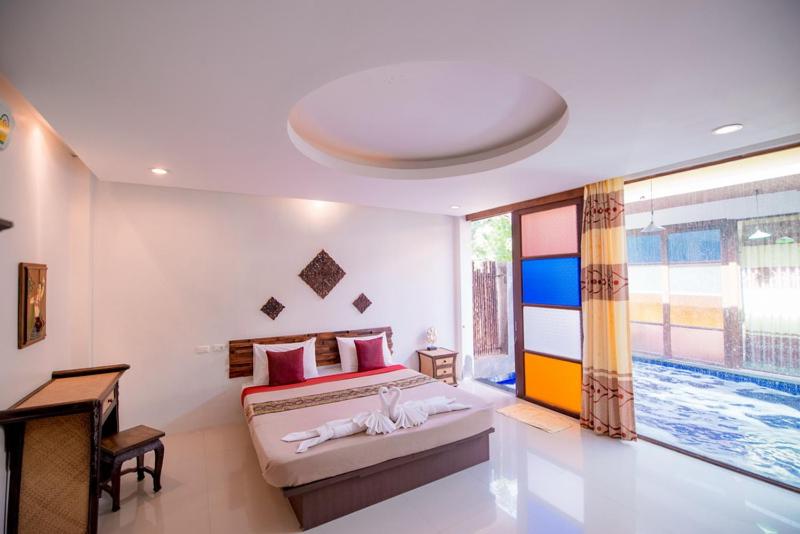 Pool villa 2 bedroom في بران بوري: غرفة نوم بسرير كبير ومسبح