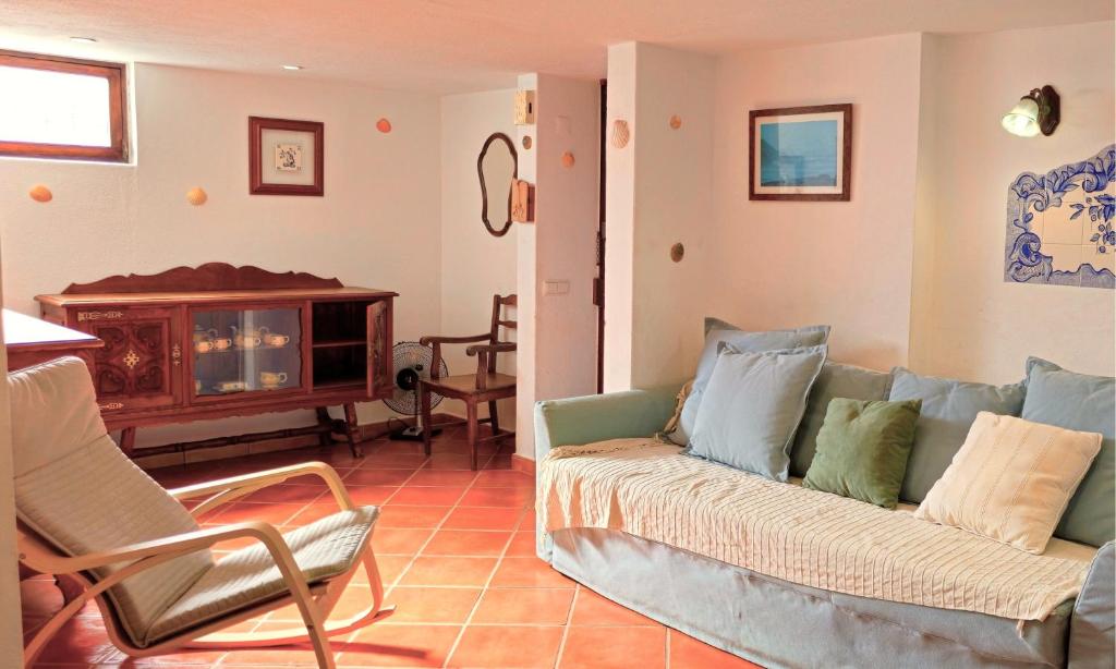 uma sala de estar com um sofá e uma lareira em FLH Albufeira Açoteias Apartment em Albufeira