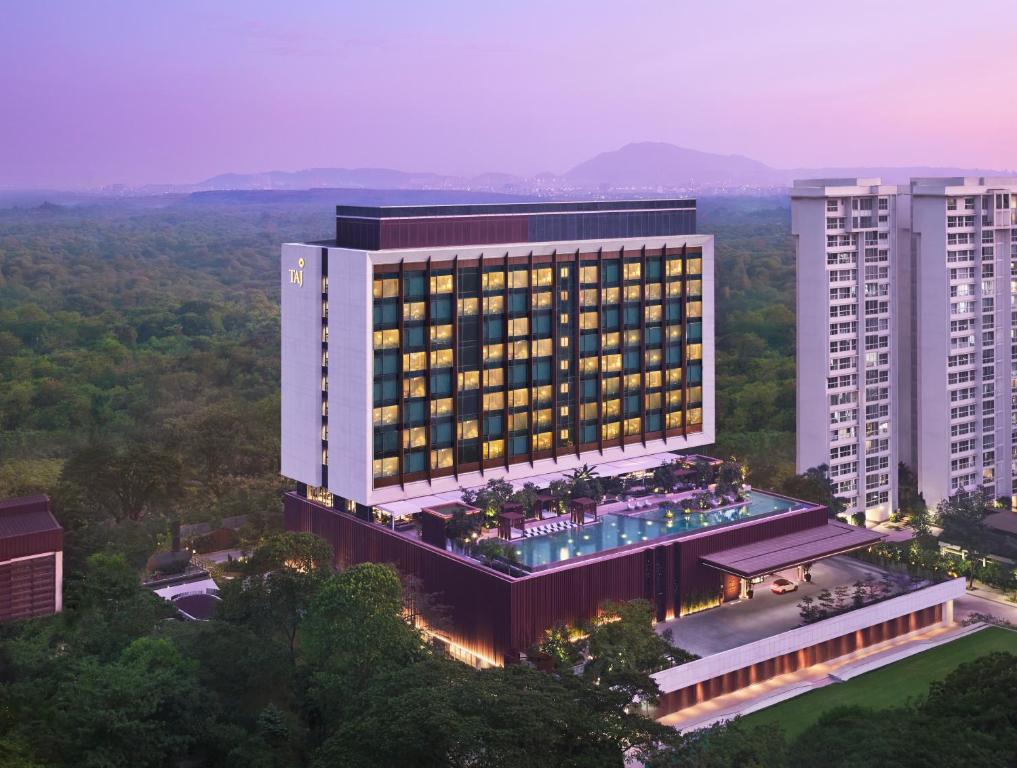 una vista aérea de un edificio de hotel con piscina en Taj The Trees, Mumbai, en Bombay