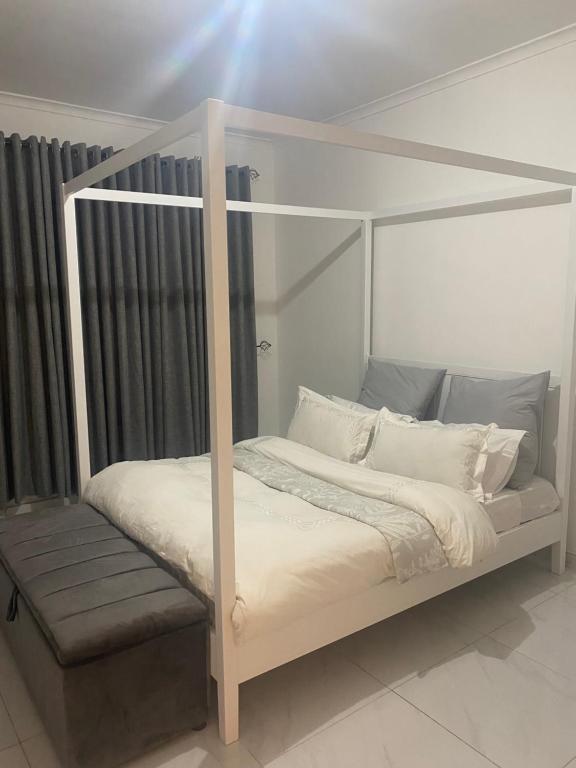 En eller flere senger på et rom på Remarkable 1-Bed Apartment in Kensington Harare