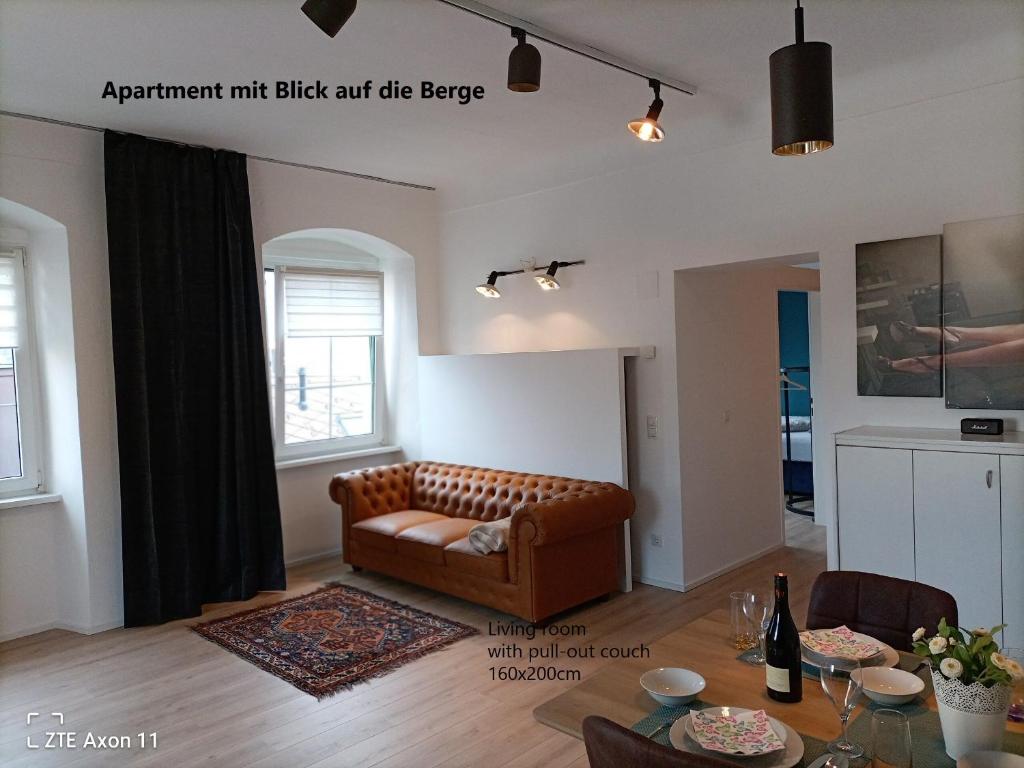 a living room with a couch and a table at Altstadtwohnungen "Grünberg 1D" & "Gmunden 3D mit Seeblick" im Zentrum von Gmunden in Gmunden