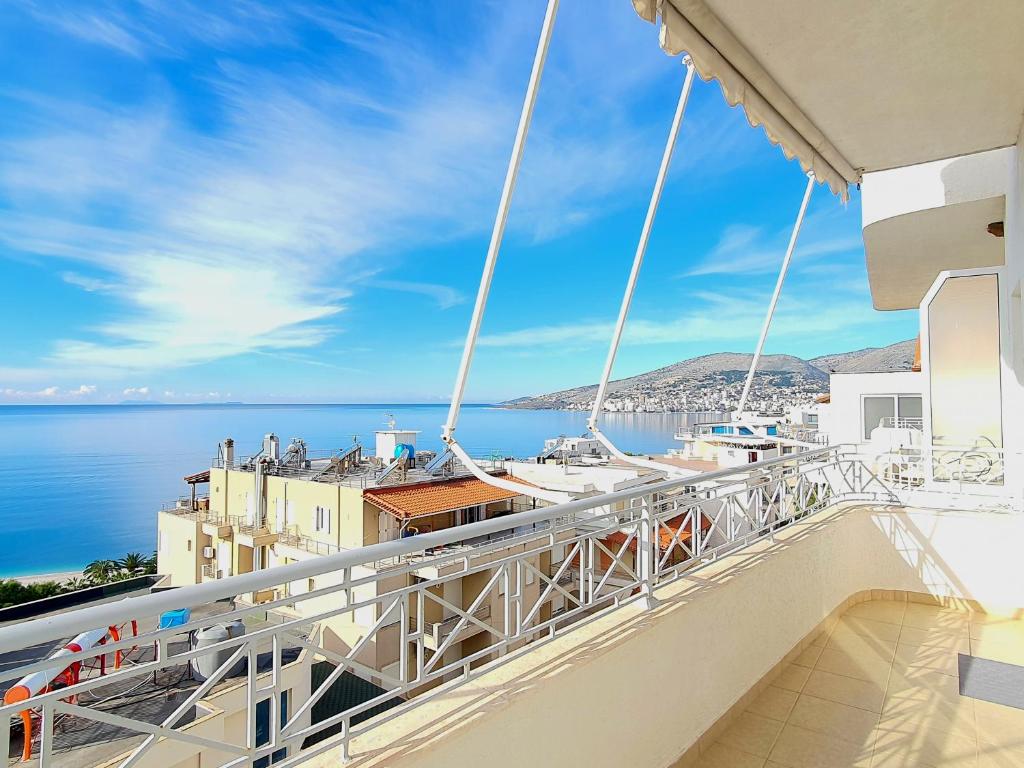 een balkon met uitzicht op de oceaan bij Melissa Apartments in Sarandë