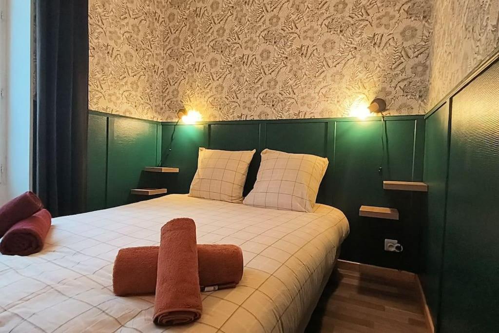 um quarto com uma cama com duas toalhas em Appartement cosy jardin en ville em Angoulême