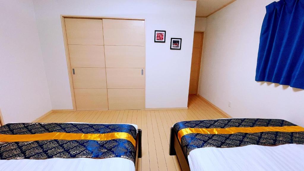 無料駐車場 3階建て一軒家 最大10人 3寝室 2トイレ ペットOK家族団体向き Usj 道頓堀 難波近いにあるベッド