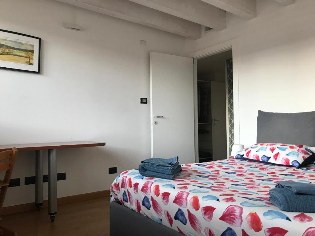 Posteľ alebo postele v izbe v ubytovaní attico in un'oasi di verde sui navigli - NavigliApartments
