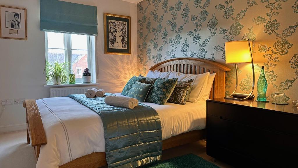 una camera da letto con letto, cuscini e finestra di Clocktower Suite a Exeter