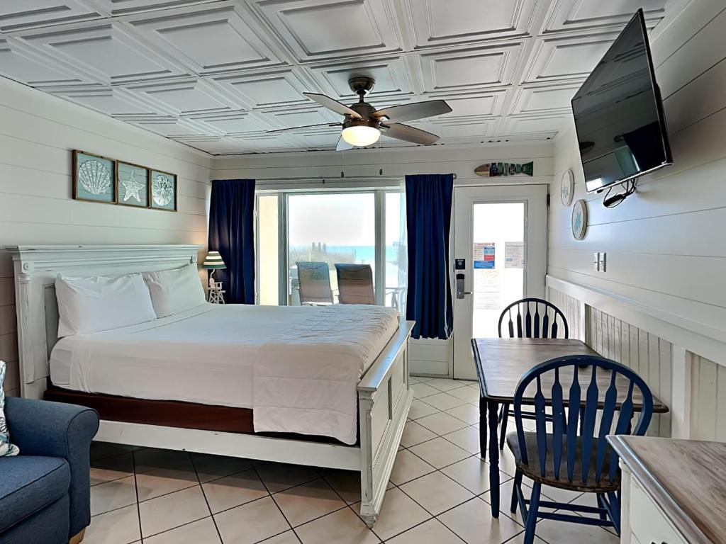 1 dormitorio con 1 cama, TV y silla en Continental 316 en Panama City Beach