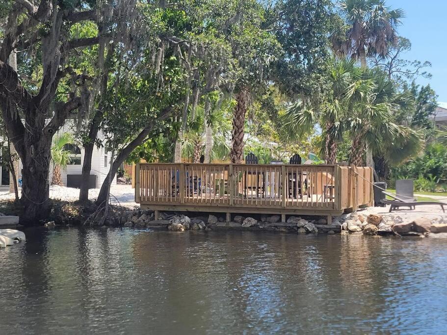 un puente de madera sobre un cuerpo de agua en Sand Dollar Updated Kitchen Washer Dryer On River 1 Mile to Beach Sleeps 4, en Bonita Springs