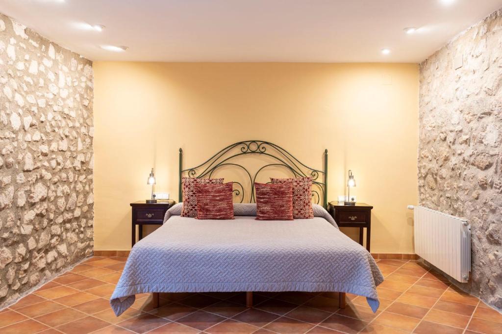 Postel nebo postele na pokoji v ubytování Hostal Can Xicu