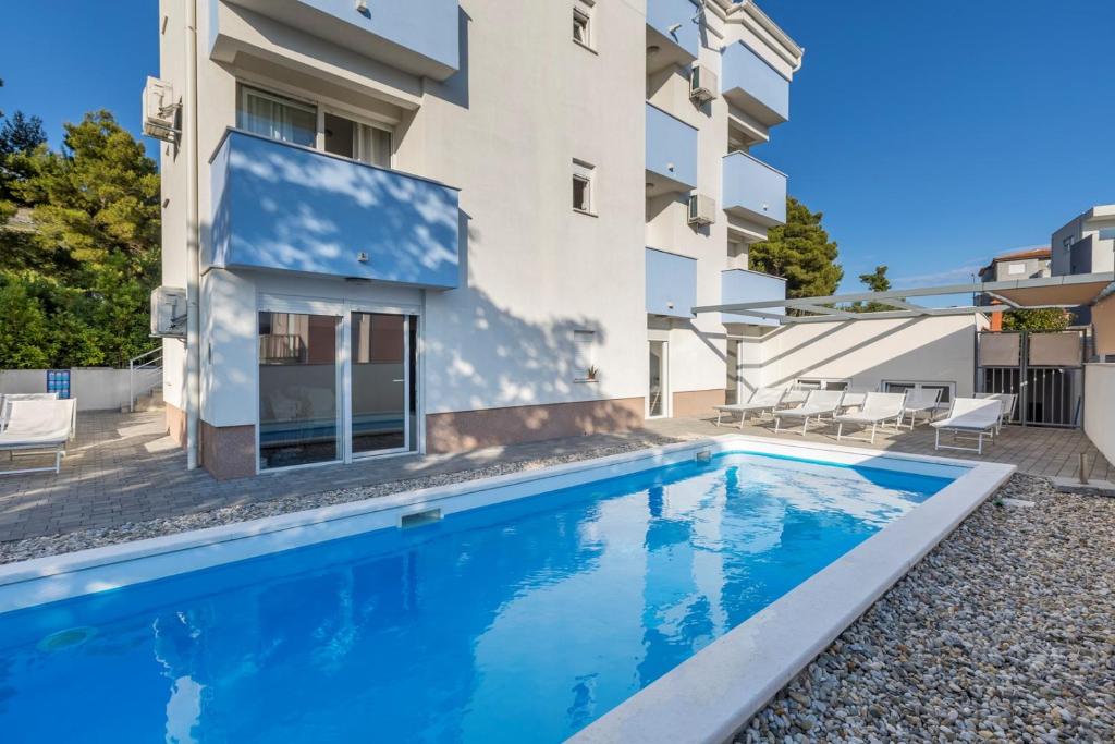 Bazén v ubytování Apartments Podstrana with shared Pool nebo v jeho okolí
