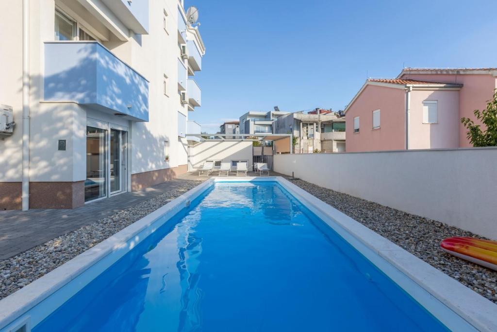 Bazén v ubytování Apartments Podstrana with shared Pool nebo v jeho okolí