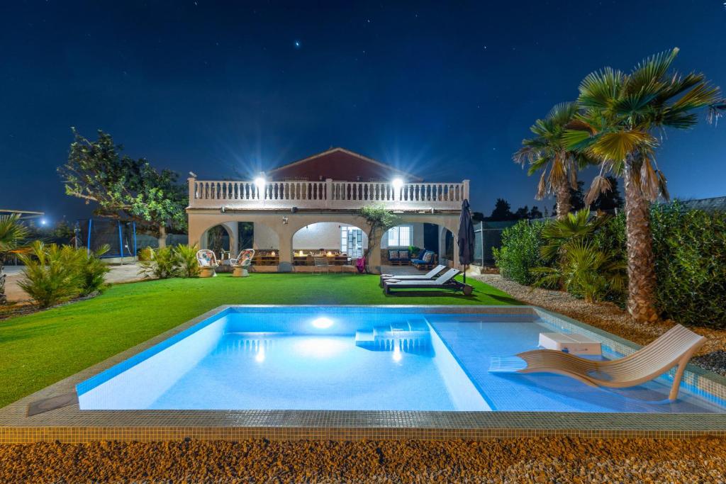 uma piscina no quintal de uma casa em Divine Hiding by Fidalsa em Algorfa