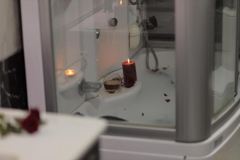 eine Kerze auf einem Waschbecken in der Unterkunft Comfy Palace in Kairo