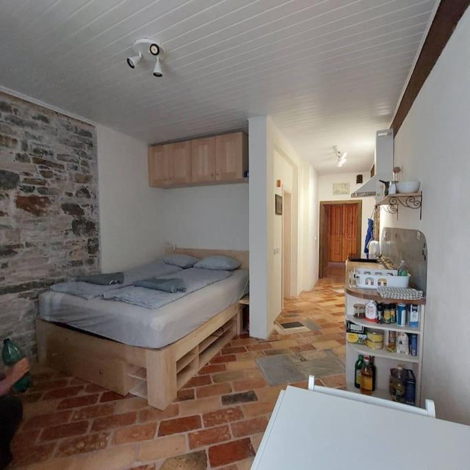ein Schlafzimmer mit einem Bett in der Ecke des Zimmers in der Unterkunft Sunshine ready in Piran