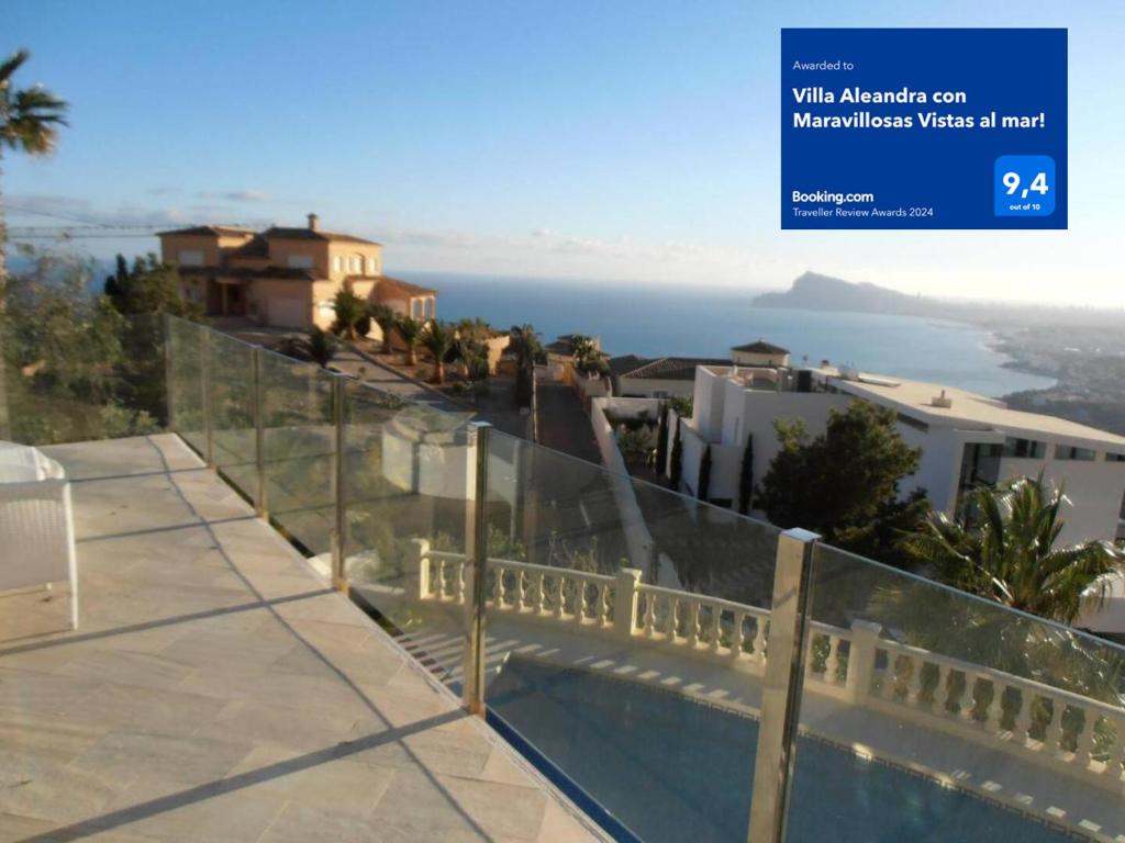 uma vista a partir da varanda de uma villa em Villa Aleandra con Maravillosas Vistas al mar! em Altea