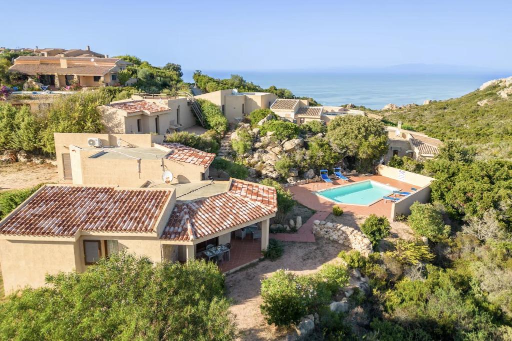 uma vista aérea de uma casa com piscina em Holiday home Villetta La Cruzitta em Costa Paradiso