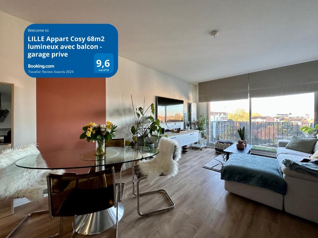 sala de estar con mesa de cristal y sofá en LILLE Appart Cosy 68m2 lumineux avec balcon - garage prive en Lille