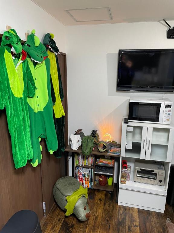 Kuchyň nebo kuchyňský kout v ubytování 11月フルリフォーム 12月オープン恐竜一色ゲストハウスDinosaur Guesthouse