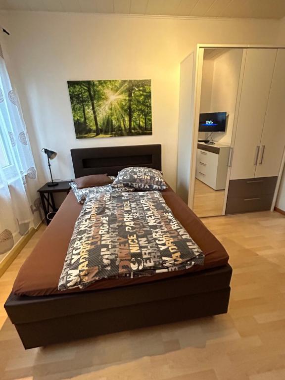 een groot bed in een kamer met een tv bij Privatzimmer Haus Grünewald in Solingen