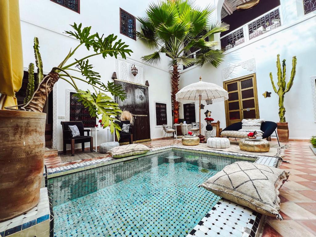 a pool in the middle of a living room at DAR AURORA in Marrakesh