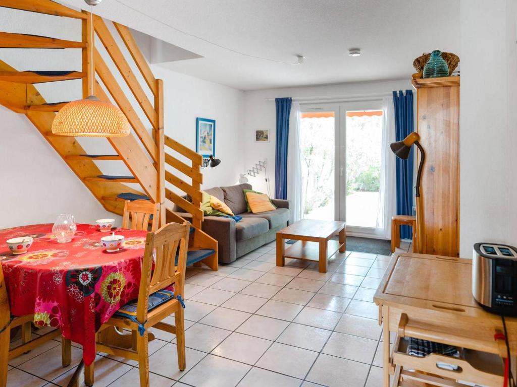 sala de estar con mesa y escalera en Villa Narbonne-Narbonne Plage-Narbonne Plage, 3 pièces, 4 personnes - FR-1-409-112, en Narbonne-Plage