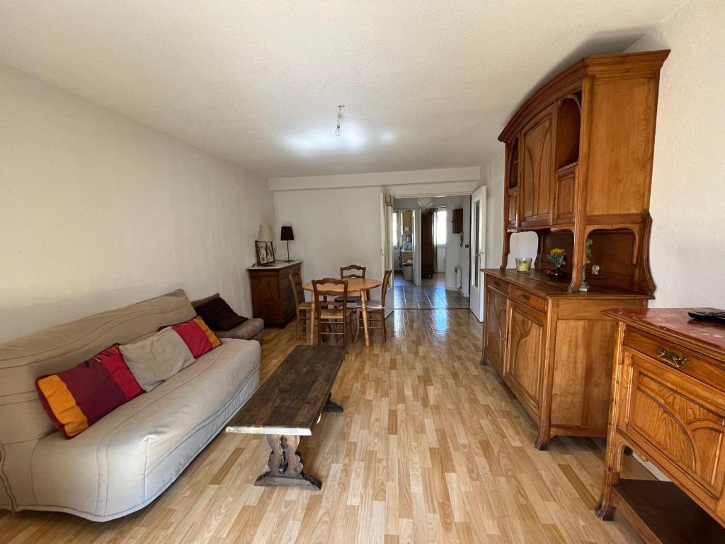 sala de estar con sofá blanco y suelo de madera en Appartement Barcelonnette, 2 pièces, 4 personnes - FR-1-165A-25, en Barcelonnette