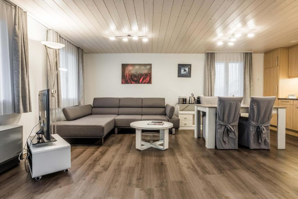 - un salon avec un canapé et une table dans l'établissement Apartment Babice 2.0 - GRIWA RENT AG, à Grindelwald