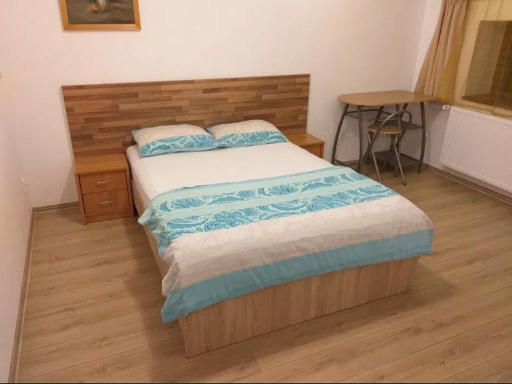 Säng eller sängar i ett rum på Bucium Comfort Apartaments