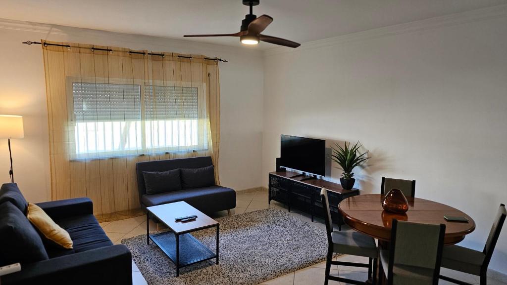 ein Wohnzimmer mit einem Sofa und einem Tisch in der Unterkunft Harbours Way in Olhão