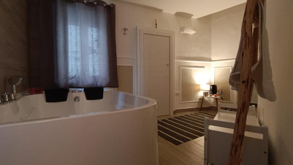 una vasca da bagno bianca in una stanza con finestra di B & B Domus San PietRo a Rossano