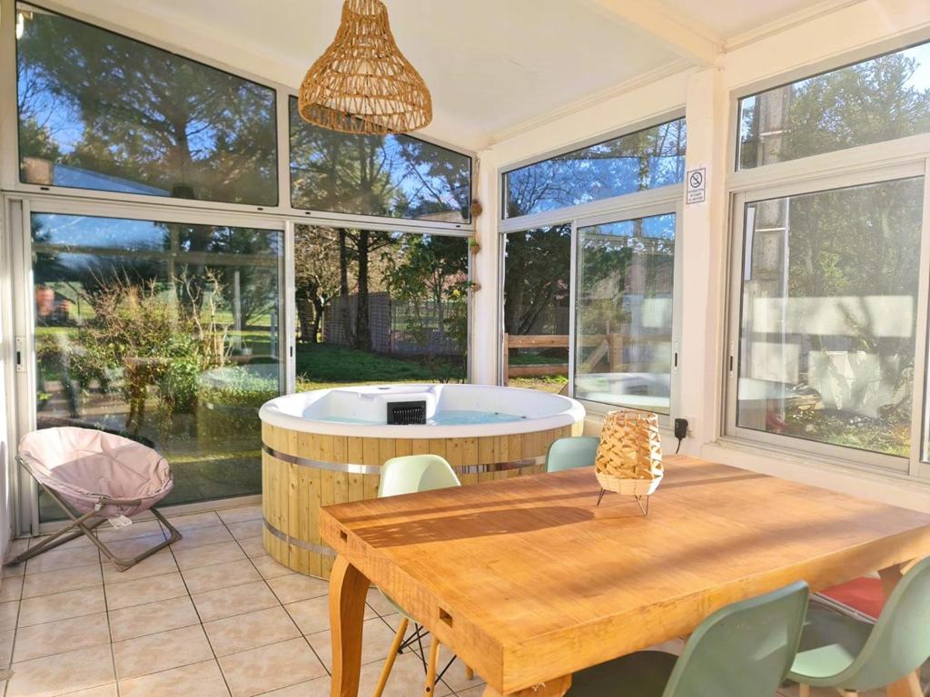 Fotografie z fotogalerie ubytování Le Cottage Bien-Etre Jacuzzi Piscine Chauffée Privée du Tarn entre Toulouse et Albi & Les Cottages du Tarn v destinaci Peyrole