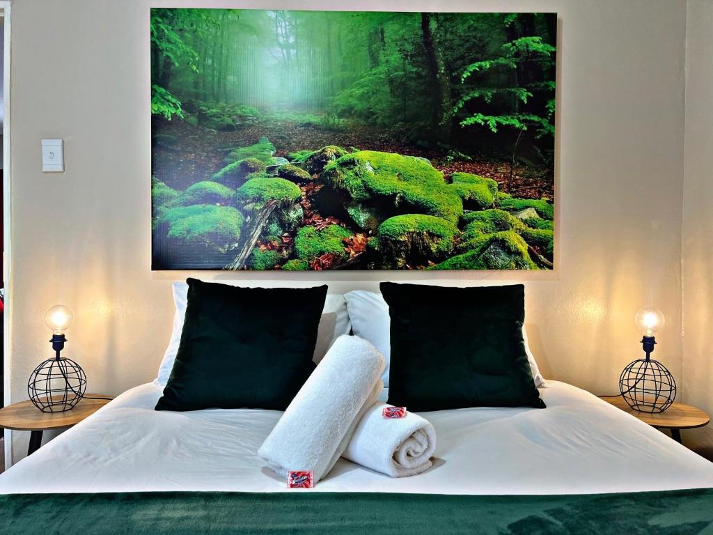 Postel nebo postele na pokoji v ubytování Lincoln Moon Guesthouse
