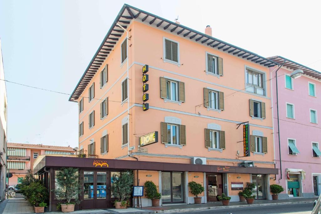 a large building on the corner of a street at Hotel Il Ponte in Cecina