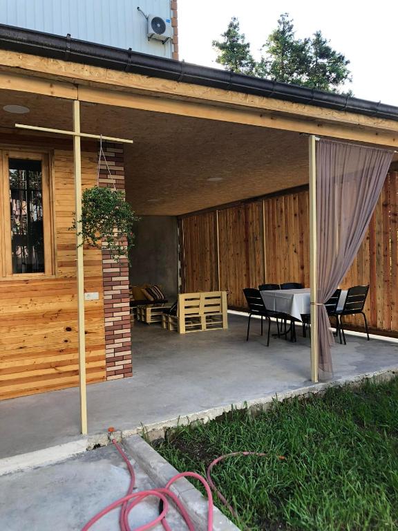 una casa con patio arredato con tavolo e sedie di Chaki 2 a Ureki