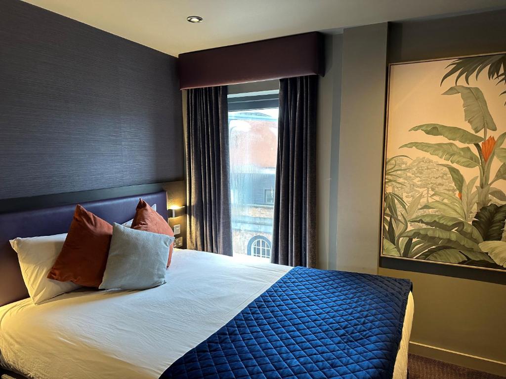 um quarto com uma cama e uma janela grande em Tunnage Square Apartments Duke St by EPIC em Liverpool