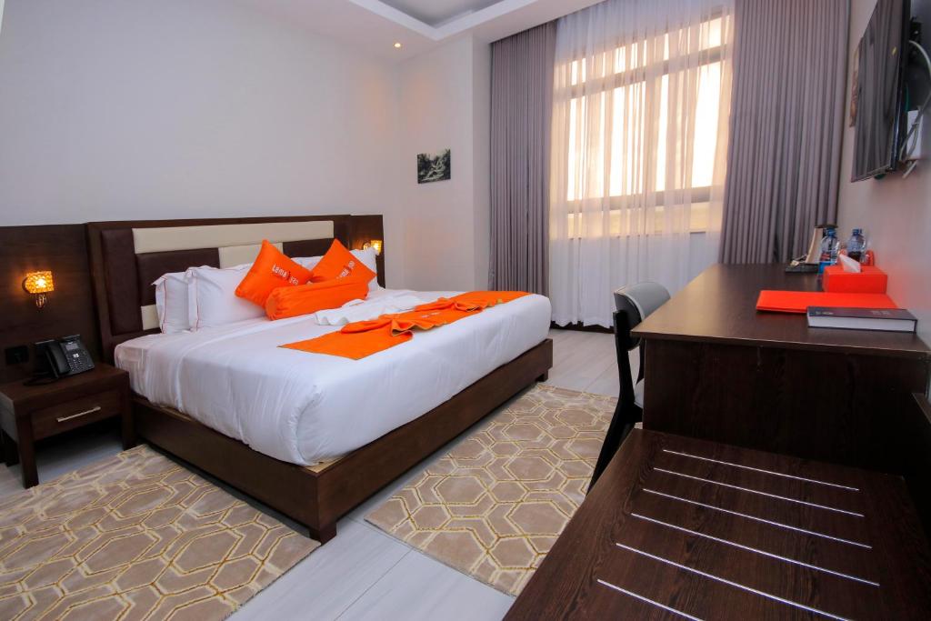 Postel nebo postele na pokoji v ubytování Lemaiyan Suites