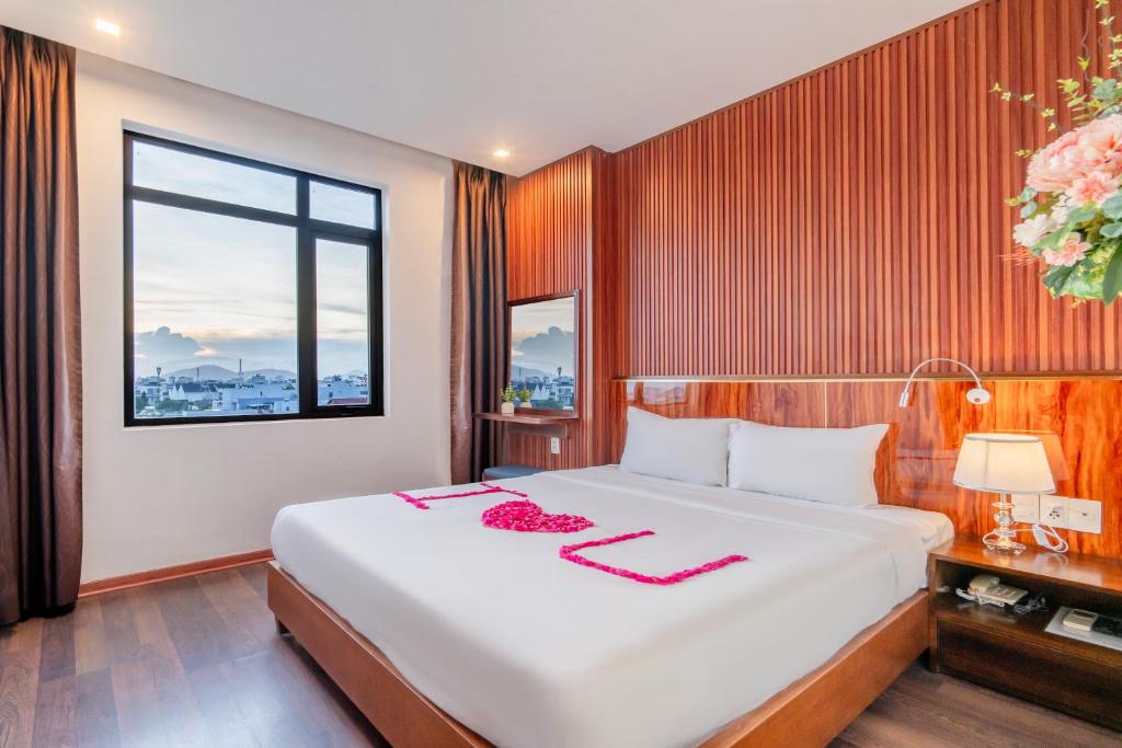 Postel nebo postele na pokoji v ubytování Lamore Hotel Đà Nẵng