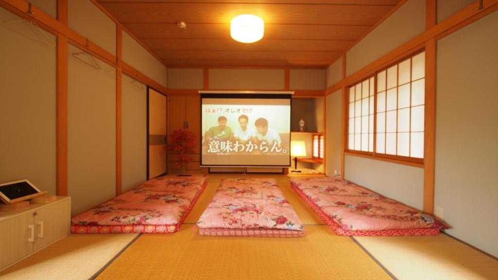 Postel nebo postele na pokoji v ubytování お湯掛け流し『草津温泉湯畑』徒歩圏内※温泉街を大勢で遊びたい & 癒されたい