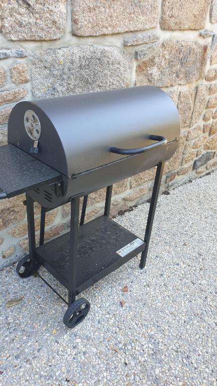 a grill sitting in front of a brick wall at Gîte d&#39;Anne et Ulysse in Sept-Frères