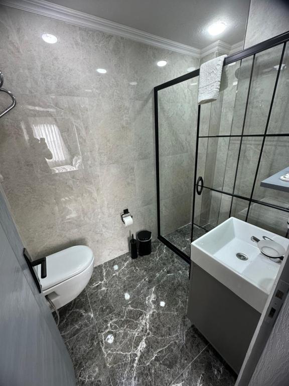 A bathroom at Big Orange Hotel Old City