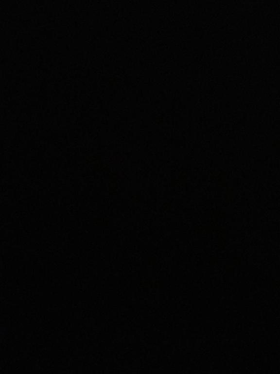 een donkere kamer met een zwarte achtergrond bij Sea view in Balçova