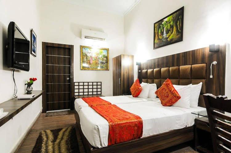 Łóżko lub łóżka w pokoju w obiekcie Hotel Superhouse by Wisdom Madhav