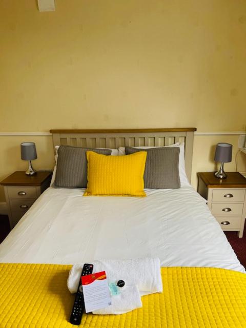 Postel nebo postele na pokoji v ubytování Crown Hotel Brackley