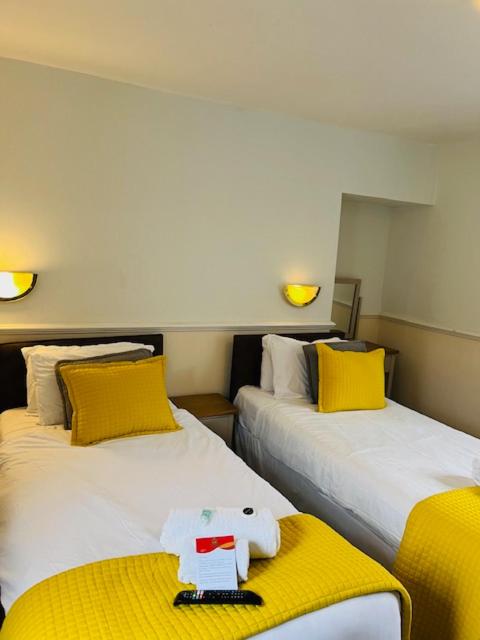 Postel nebo postele na pokoji v ubytování Crown Hotel Brackley