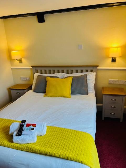 Postel nebo postele na pokoji v ubytování Crown Hotel Brackley