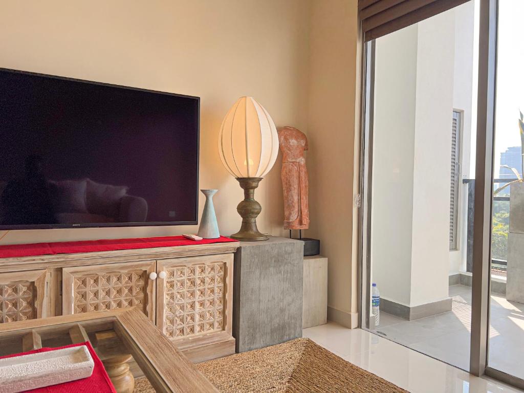 可倫坡的住宿－Modern apartment in Colombo，客厅配有大屏幕平面电视