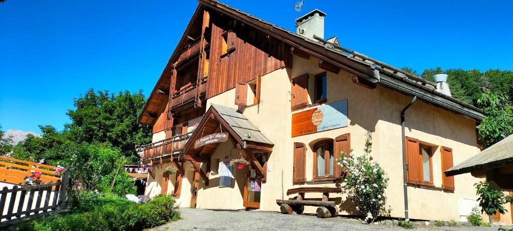 een oud huis met een hek ervoor bij La Maison de Catherine in Puy-Saint-Pierre