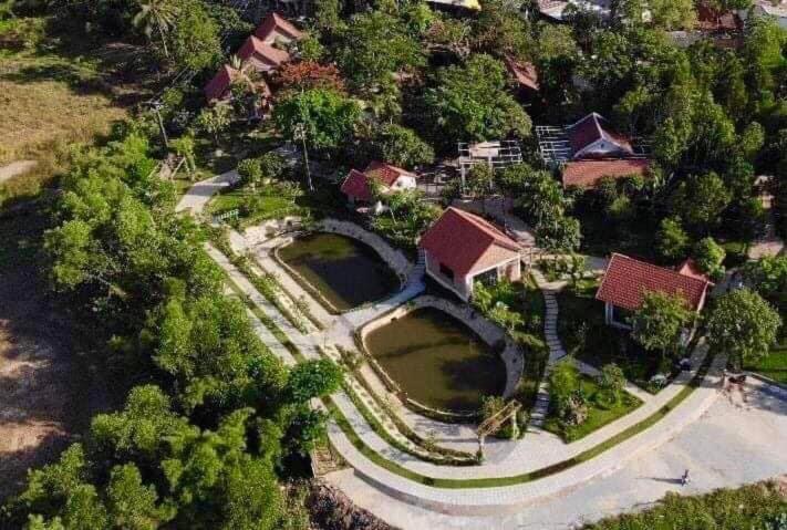 una vista aérea de una casa con piscina en Son Home Garden en Hue